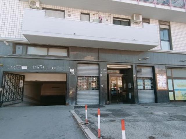 Viale Manfredi: Proponiamo in vendita box doppio di 37mq, Soppalcato