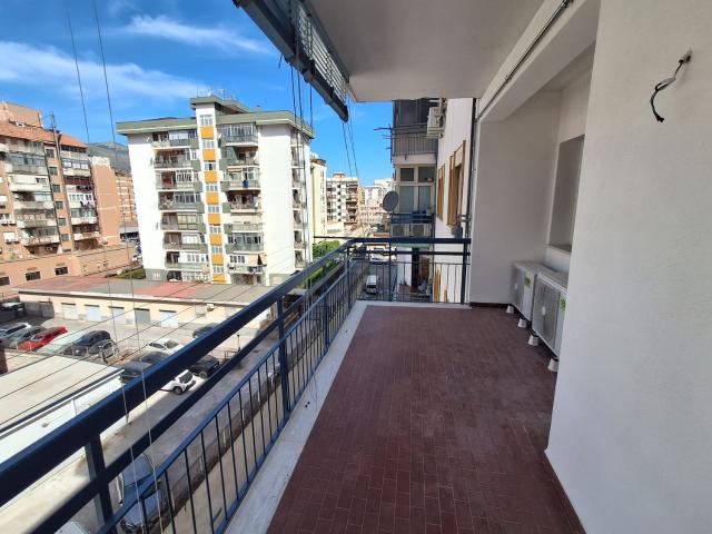 Viale Strasburgo Olanda Via Lussemburgo in edificio signorile con servizio di portineria disponiamo di un appartamento interamente ristrutturato posto al 4° piano composto da ingresso con porta blindata, saloncino peri ad un vano e mezzo, due vani let