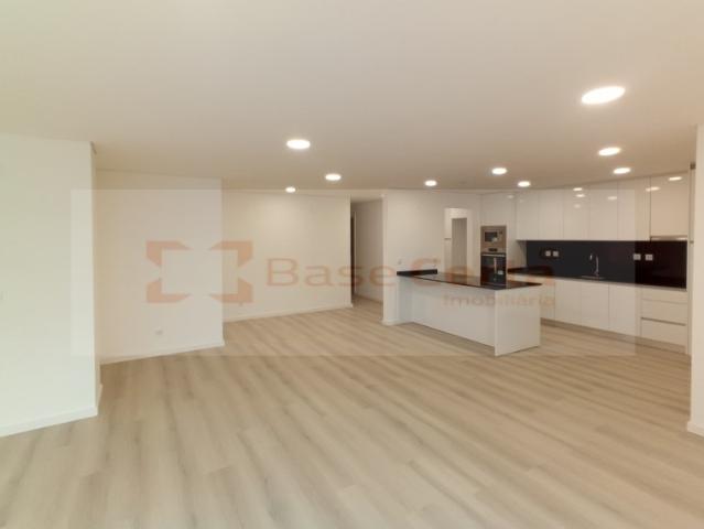 VIALONGA / QUINTA DA FLAMENGA: Apartamento 4 assoalhadas c/ garagem