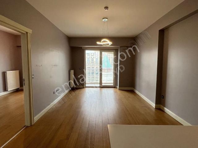 Viaport Venezia'da Avm Mnz Balkonlu Kare Salon Kiralık 1+1