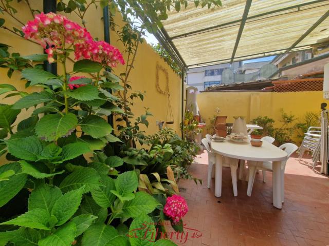 VIAREGGINA in VENDITA a VIAREGGIO CENTRO PINETA di 4 vani