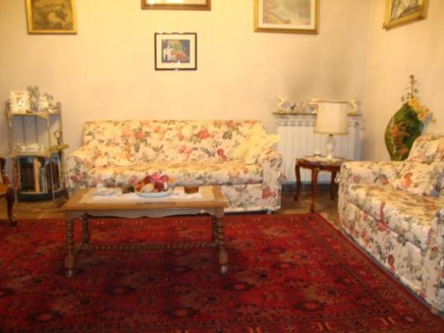VIAREGGIO CENTRO: viareggina su due livelli: pt composto da sala,soggiorno,cucina abitabile,bagno,studio,lavanderia,camera media,ripostiglio.Al primo