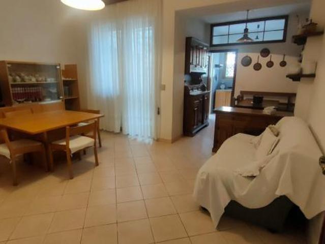 Viareggio,a 500 mt dal mare in zona centro mercato vendesi viareggina di circa 200mq su piu livelli, cosi composta: ingresso, sala, disimpegno, cucin
