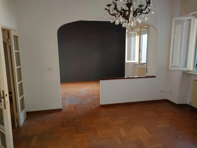Viareggio, a 100 mt dalla pineta vendesi viareggina divisa in 2 unit immobiliari di cui un mezzanino di c/a 60 mq e il 1 piano indipendente di 110 m