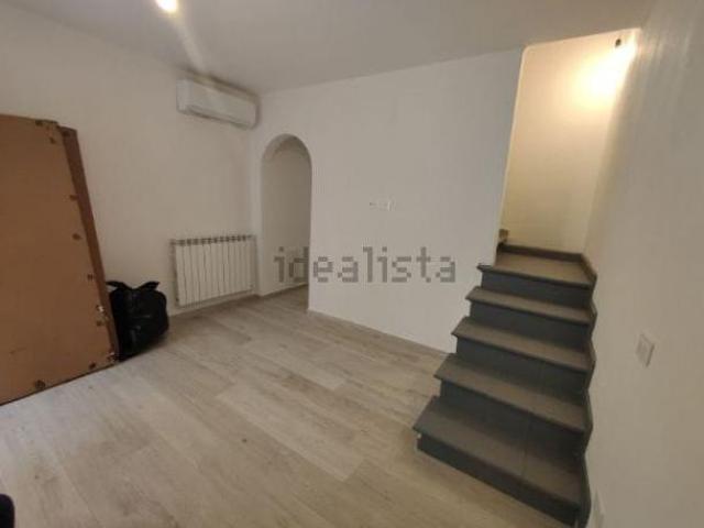 Viareggio, zona Darsena, viareggina su 2 livelli completamente ristrutturata cosi composta: piano terra: ingresso/soggiorno, cucina abitabile, antibag
