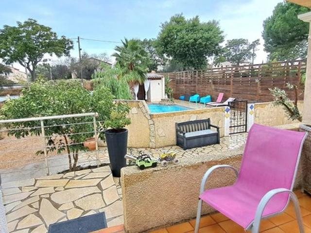 Vias 34450 à 500m du centre du village Villa de 5 pièces sur 850m² de terrain avec piscine et garage