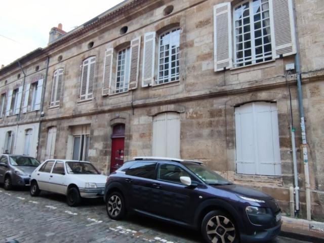 VICTOIRE T1 dans un immeuble en pierre
