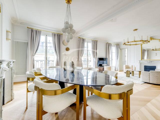 VICTOR HUGO/LONGCHAMPCatherine PiguetAlma Immobilier