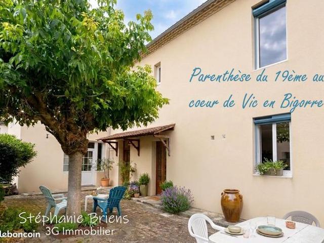 Vic En Bigorre / maison 210 m² / cour arboré / parking