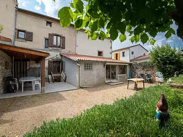 Vic le Comte 63270 Achat / Vente maison 5 pièces t5 au dernier étage cave