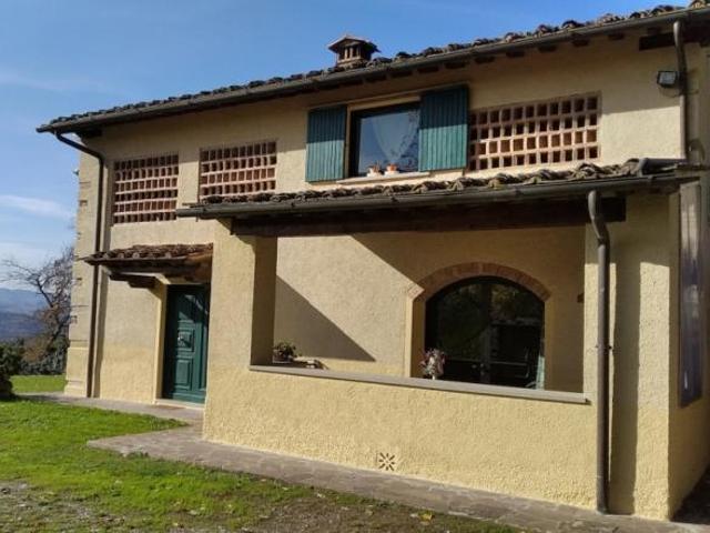 Vicchio fienile 8 vani terreno 2 HA recintato