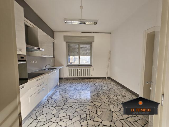 VICENZA Stazione: Luminoso APPARTAMENTO QUADRICAMERE di mq.172 c.ca comm +1 P.A