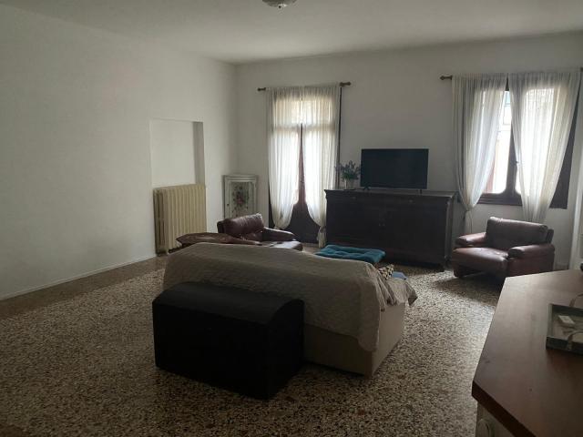 VICENZA Zona San Felice appartamento bicamere con doppi servizi arredato in locazione