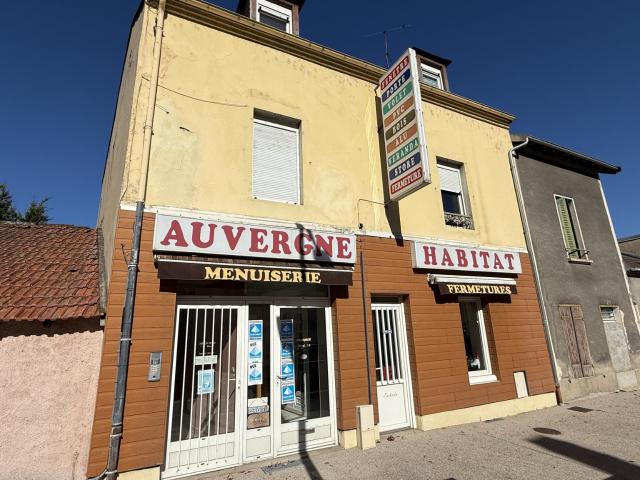 Vichy Cusset Immeuble avec 4 appartements, local commercial et bureaux, grand garage atelier