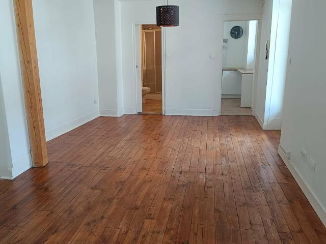 VICHY PARCS DES SOURCES, APPARTEMENT TYPE 2 DANS UNE PETITE COPROPRIETE