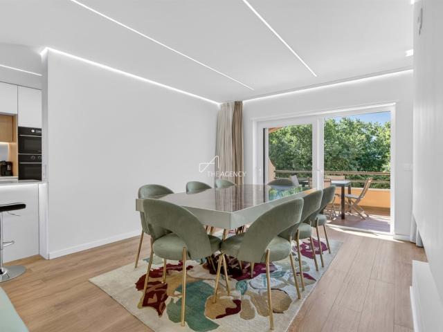 Vida Costeira Sofisticada Oásis Moderno T3 no Coração de C. 156m² Cascais e Estoril