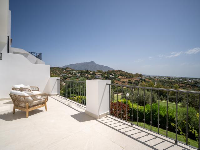 Vida de golf en primera línea con vistas panorámicas en La Quinta Benahavís