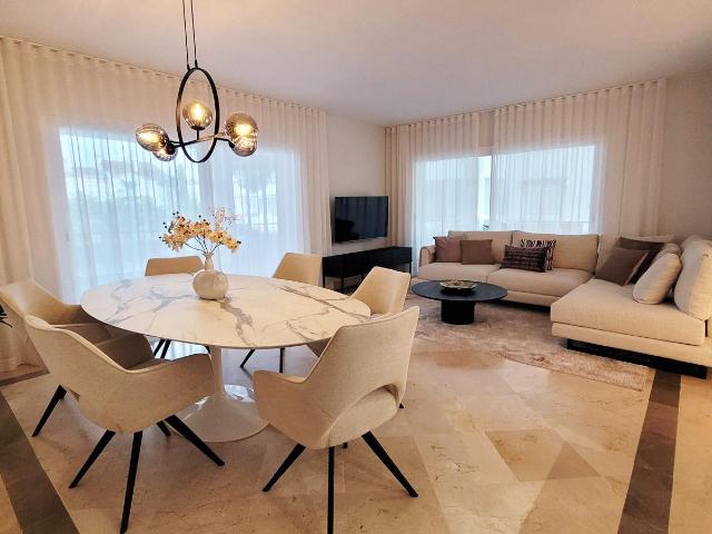 Vida de Lujo en la Costa del Sol | Amplio Apartamento de 3 Dormitorios con 5 Piscinas y Pistas de Tenis y Pádel