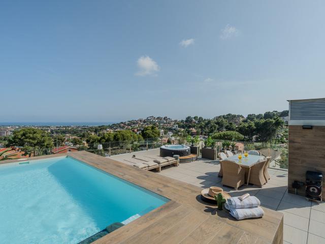 Vida en ático mediterráneo con terraza privada en la azotea en Castelldefels