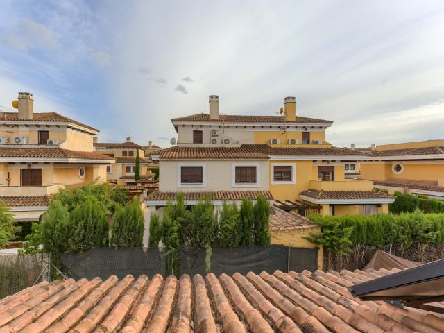 Vida Familiar:Chalet Pareado con Piscina, Club Social y Entorno para desconectar