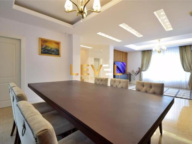[VIDEO] Premium Villa with Garden for Rent in Oxford Gardens