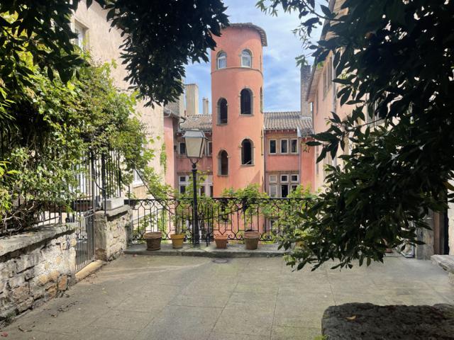Vieux Lyon duplex meublé 4 pièces de 81,23 m2