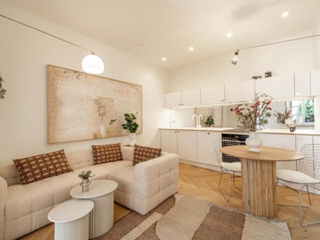 VIEUX NICE APPARTEMENT 3 PIECES DE 41M2 A VENDRE AVANT DERNIER ETAGE ENTIEREMENT RÉNOVÉ LOGGIA IDEAL INVESTISSEMENT