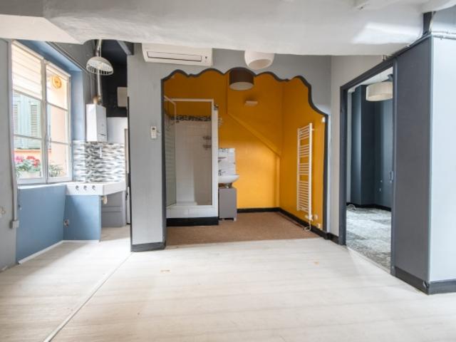 VIEUX NICE APPARTEMENT 4 PIECES DE 110M2 45M2 CARREZ A VENDRE DERNIER ÉTAGE AVEC ASCENSEUR PROCHE COMMODITÉS