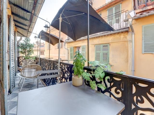 VIEUX NICE APPARTEMENT 4 PIECES DE 82M2 A VENDRE ÉTAGE ÉLEVÉ BALCON ENTIEREMENT RÉNOVÉ PROCHE TOUS COMMERCES