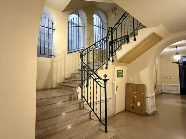 Vieux Nice Place Rossetti 2 pièces 38m² Dernier étage Refait à neuf COUP DE COEUR !