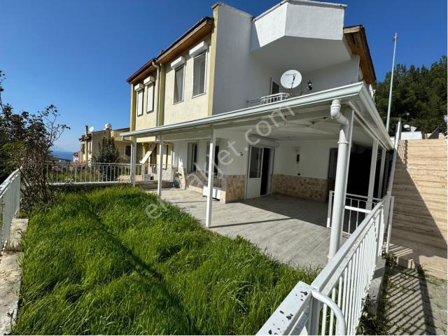 Views Emlaktan Kuşadasında Emsallerinin Altında Havuzlu Sitede Villa
