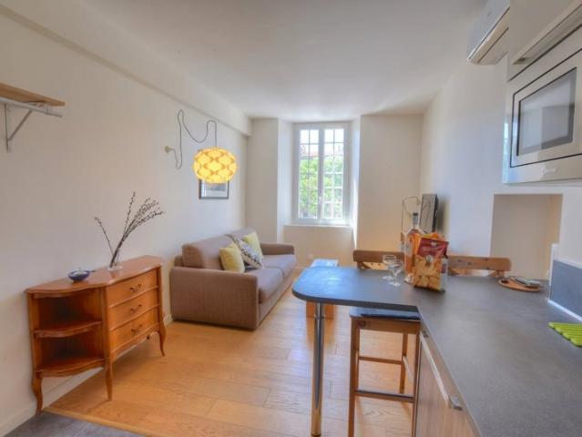 Vieil Antibes • Place Nationale • Studio
