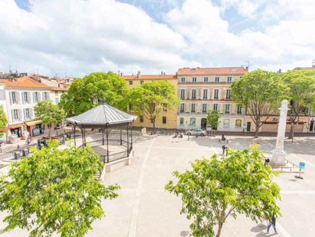 Vieil Antibes • Place Nationale • Studio