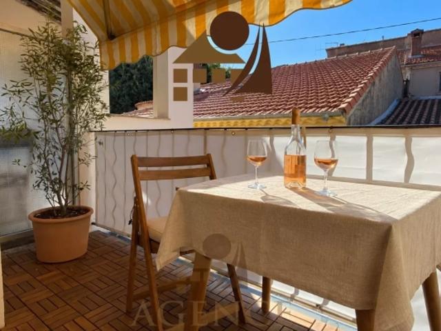 Vieil Antibes – Superbe 2 pièces rénové, dernier étage avec balcon