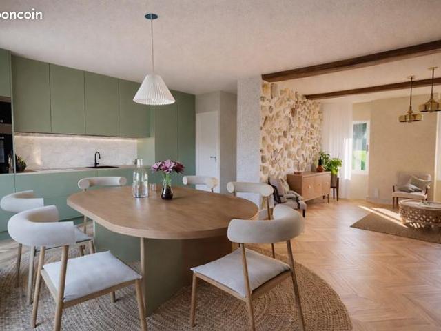 Vieil Antibes 3 pièces traversant avec deux grands balcons