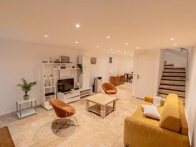 Vieille Antibes, 4 pièces en duplex rénové & meublé