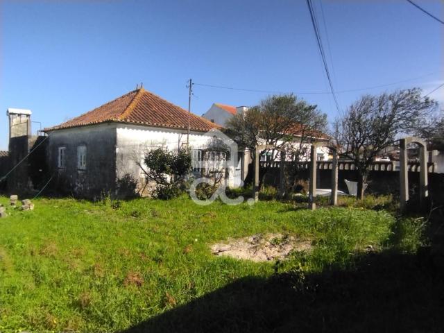 Venda global de Moradia individual T3 +1, com terraço, dependências e logradouro, com a área bruta de construção de 69,50 m2 a necessitar de trabalhos gerais de reabilitação, inserida em terreno com a área total de 2.013,50 m2