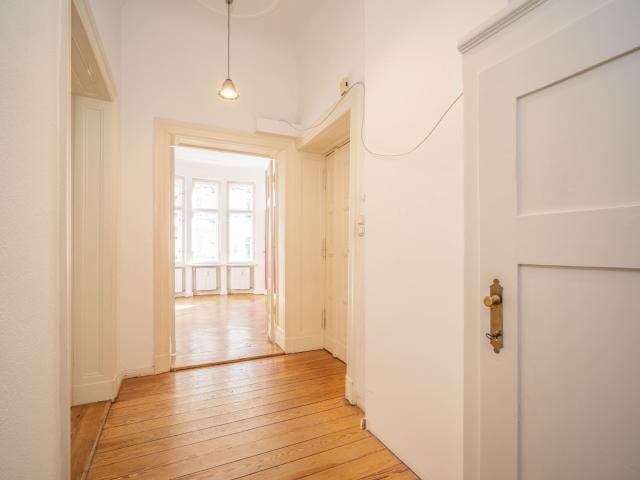 Viel Altbaucharme: 4 Zimmer Wohnung mit Loggia, Balkon, Parkett, Stuck & Flügeltüren