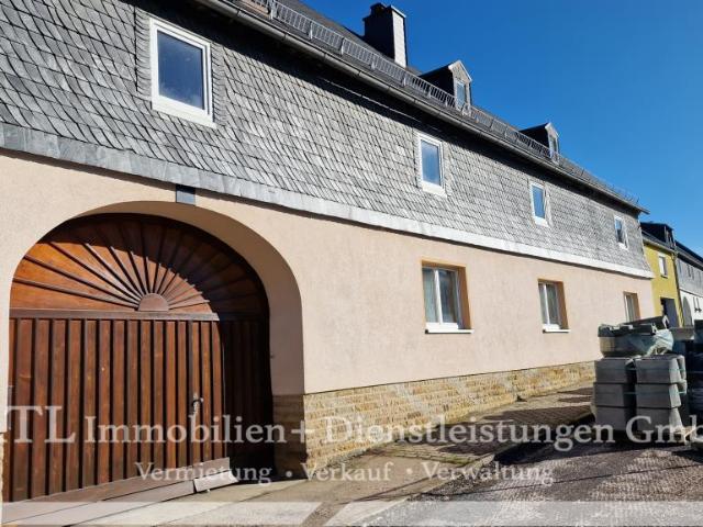 Viel Platz mitten im Ort ehemaliges Bauernhaus