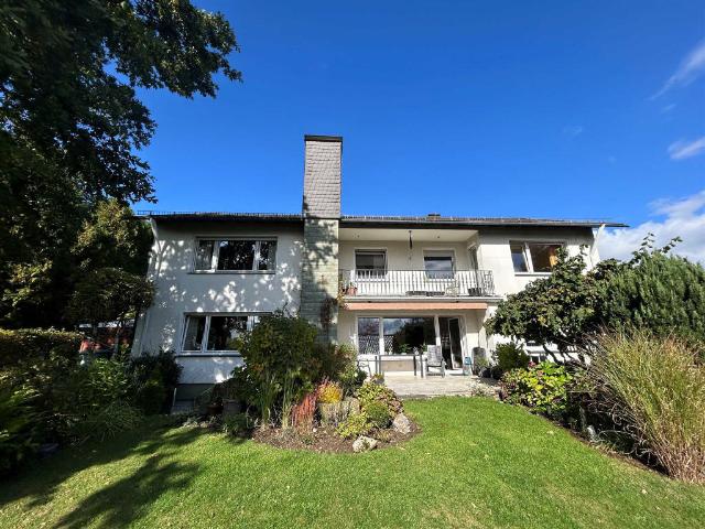 Viel Platz & Möglichkeiten: Ein /Zweifamilienhaus mit tollem Blick und Garten in Warstein!
