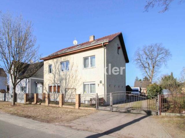 Viel Platz für die ganze Familie – Großes Einfamilienhaus mit Pool und Nebengelass in Friedrichsthal