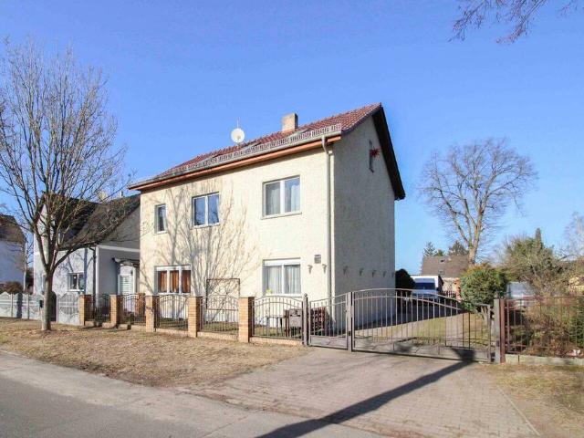 Viel Platz für die ganze Familie Großes Einfamilienhaus mit Pool und Nebengelass in Friedrichsthal