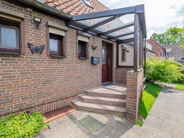 Viel Platz für große Pläne – Zweifamilienhaus mit Dachterrasse und vielseitigem Raumkonzept!