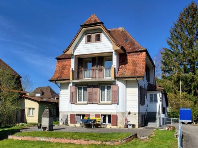 Viel Platz für Ideen: Einfamilienhaus mit Chalet an ruhiger Wohnlage