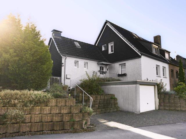 Viel Platz, flexible Nutzung & Traumgarten charmantes Haus in ruhiger Lage von Essen Frintrop