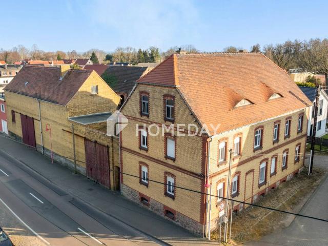 Viel Platz & Potenzial: EFH mit 8 Zimmern, Innenhof & Nebengelass auf großem Grundstück