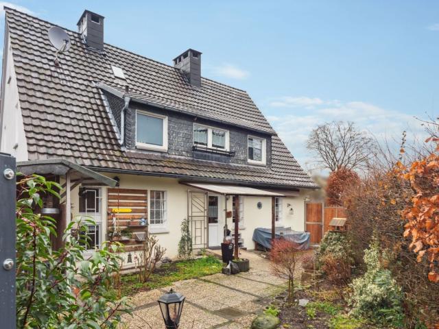 Mehrfamilien / Mehrgenerationenhaus mit barrierefreier Erdgeschosswohnung in Wuppertal Hatzfeld