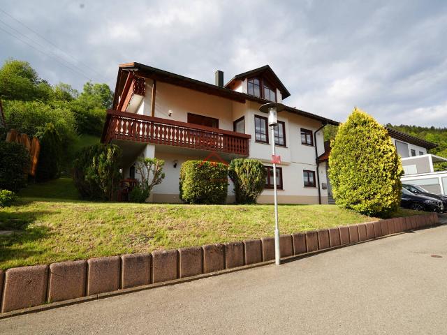 Viel Platz, viel Freiheit: Charmantes Mehrgenerationenhaus mit drei Einheiten in Nendingen