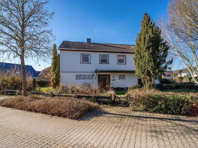 Viel Platz zum Wohnen und Arbeiten – Einfamilienhaus mit Balkon, Terrasse und großem Gartengrundstück in Halle Westf