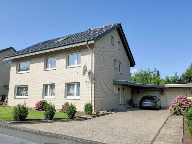 Viel Platz zum Leben Gepflegtes 1 2 Familienhaus mit Doppelgarage!